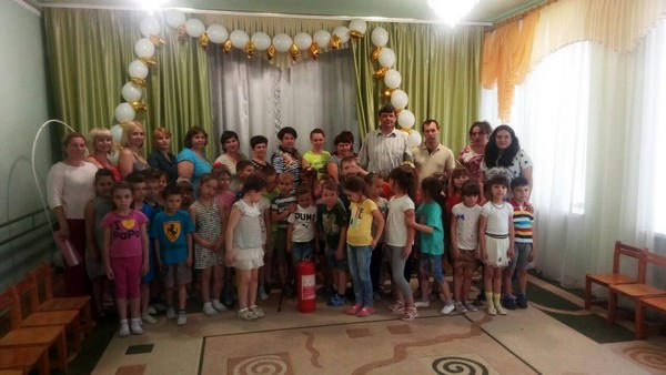 Энергетики Кураховской ТЭС научили детей тушить пожар и объяснили им правила безопасности
