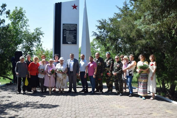 В Угледаре почтили память героически погибших 13 десантников