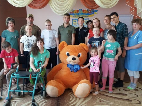 В Марьинке для детей с инвалидностью устроили празднование Троицы