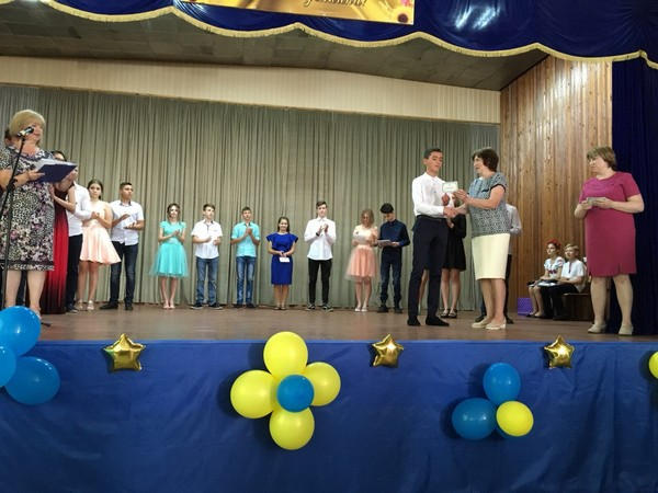 Школьникам прифронтовой Марьинки торжественно вручили свидетельства об образовании