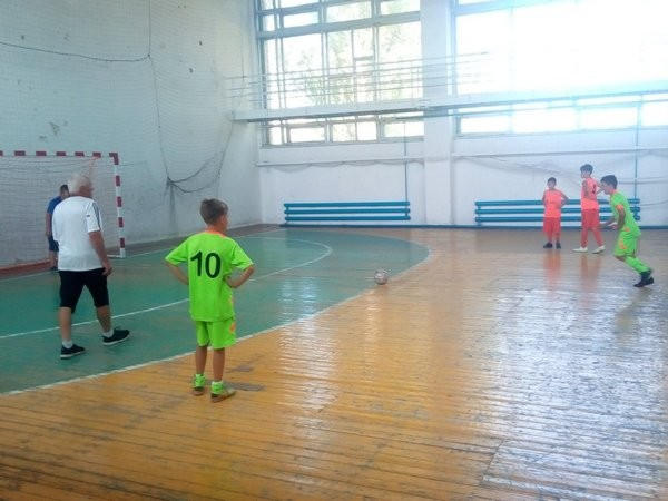 Угледарские футболисты выиграли открытый турнир по футзалу в Марьинке