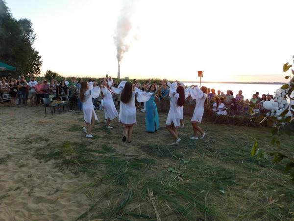 На городском пляже в Курахово устроили яркое представление