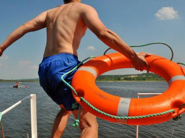 На берегу Кураховского водохранилища отдыхающим напомнили правила безопасности на воде