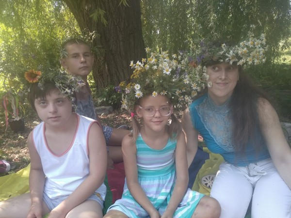 В Марьинке для детей с инвалидностью устроили праздник Ивана Купала