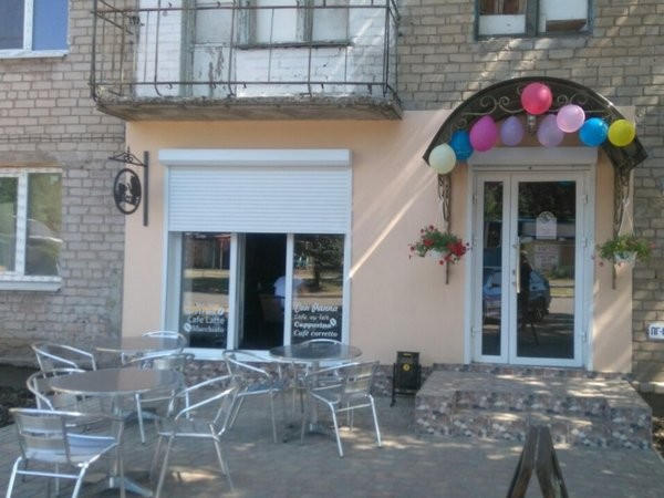 В прифронтовой Красногоровке в разрушенном войной здании открыли кафе