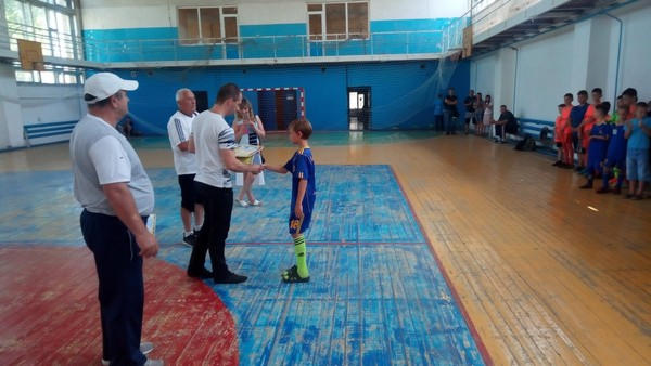 Угледарские футболисты выиграли открытый турнир по футзалу в Марьинке