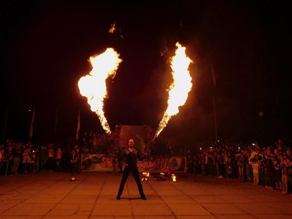В Курахово в стиле рок с огнем отпраздновали День молодежи