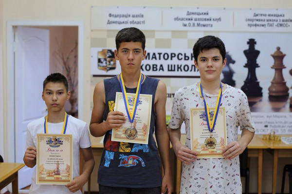 Юные угледарские шахматисты завоевали два «серебра» на чемпионате Донецкой области