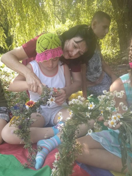 В Марьинке для детей с инвалидностью устроили праздник Ивана Купала