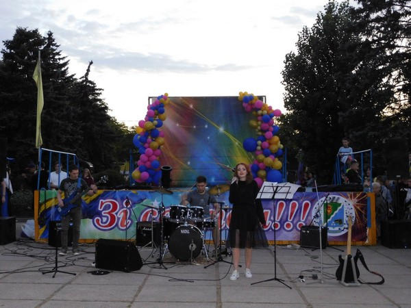 В Курахово в стиле рок с огнем отпраздновали День молодежи