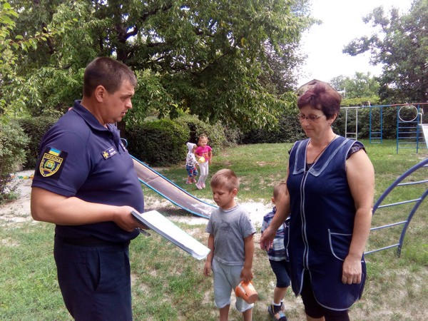Спасатели Великоновоселковского района напомнили жителям правила безопасности в быту