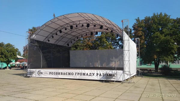 В Курахово появилась новая профессиональная сцена, на которой будут проводить городские праздники
