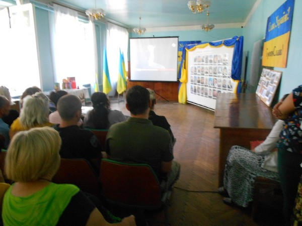 Жителям прифронтовой Красногоровки показали город, который остановил Путина