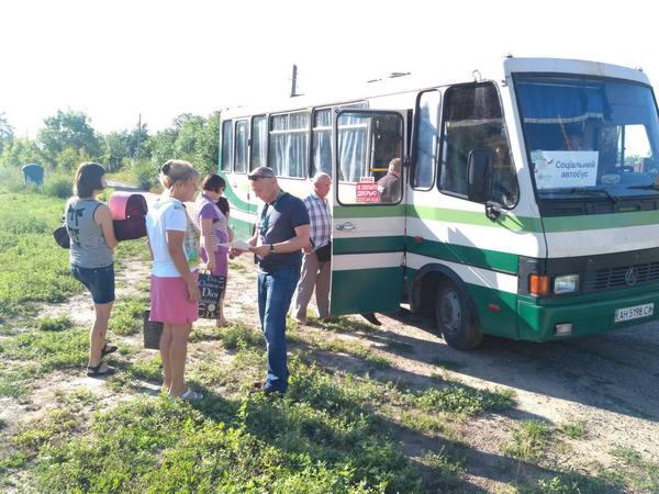 В Марьинском районе продолжают курсировать бесплатные социальные автобусы