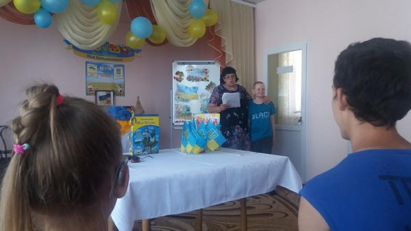 В прифронтовой Марьинке для детей с инвалидностью устроили патриотическое мероприятие