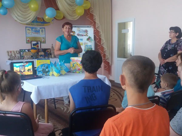 В прифронтовой Марьинке для детей с инвалидностью устроили патриотическое мероприятие