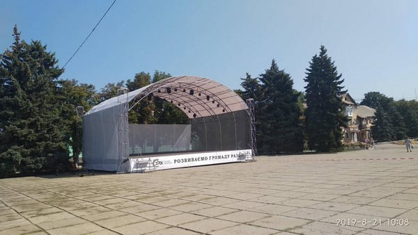 В Курахово появилась новая профессиональная сцена, на которой будут проводить городские праздники