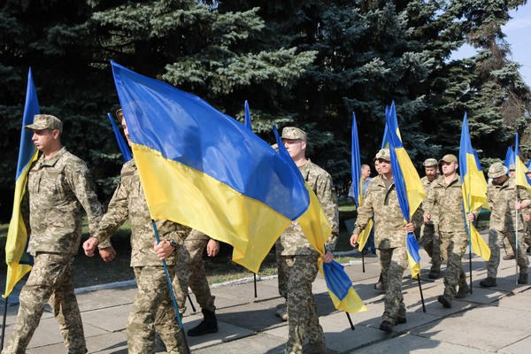 В прифронтовой Марьинке масштабно и ярко отметили День Флага и День независимости Украины