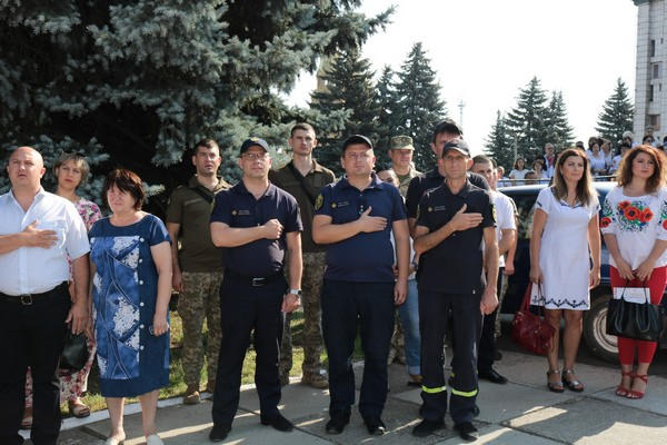 В прифронтовой Марьинке масштабно и ярко отметили День Флага и День независимости Украины