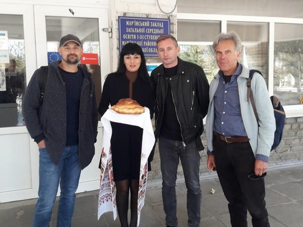 Известные писатели посетили прифронтовую Марьинку