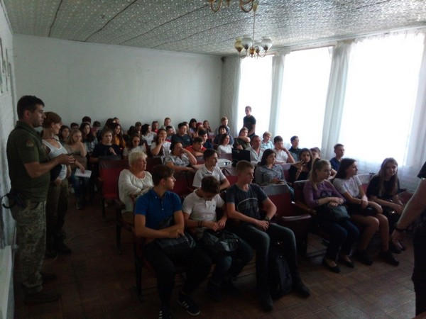 В Марьинке и Красногоровке показали фильм об украинских миротворцах