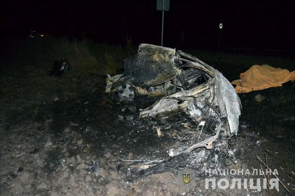 На въезде в Марьинку автомобиль врезался в стелу и загорелся: погибли два человека