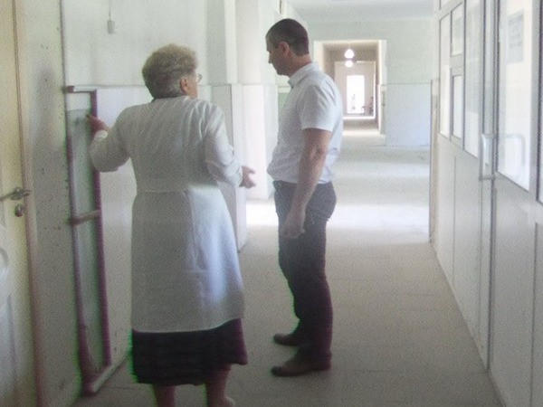 Глава Великоновоселковского района проверил качество ремонта амбулатории