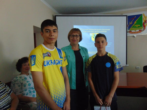Руководство Марьинского района поздравило кураховских кикбоксеров, которые завоевали медали на чемпионате Европы