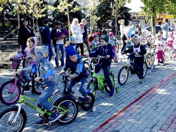 В Угледаре прошла городская детская велогонка