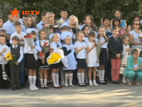 В прифронтовой Марьинке дети пошли в школу под прицелом боевиков