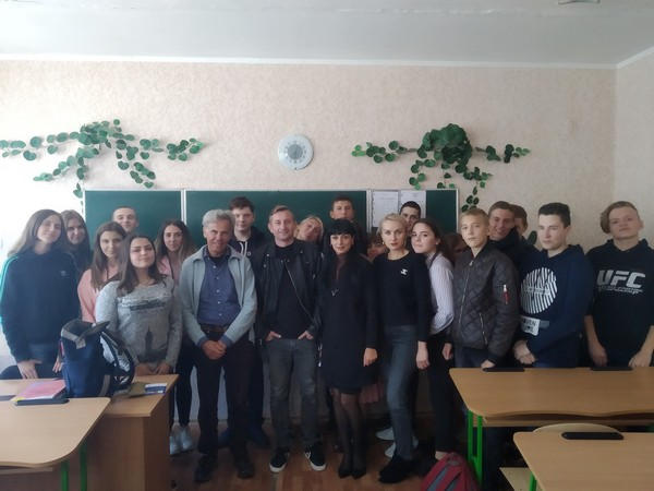 Известный украинский писатель Сергей Жадан пообщался со школьниками прифронтовой Марьинки