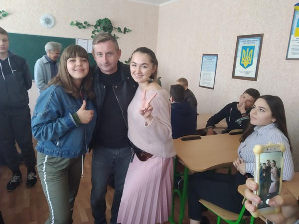 Известный украинский писатель Сергей Жадан пообщался со школьниками прифронтовой Марьинки