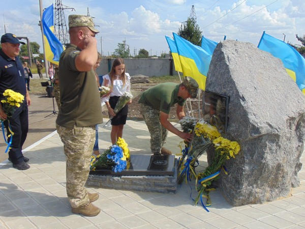 В прифронтовой Марьинке торжественно открыли памятный знак погибшим воинам