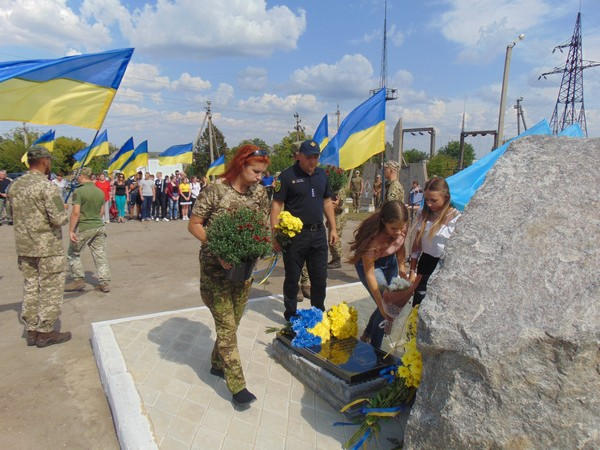 В прифронтовой Марьинке торжественно открыли памятный знак погибшим воинам