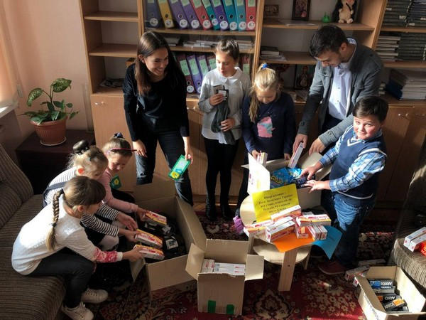 Защитникам Марьинки доставили гуманитарную помощь и рисунки от киевских школьников