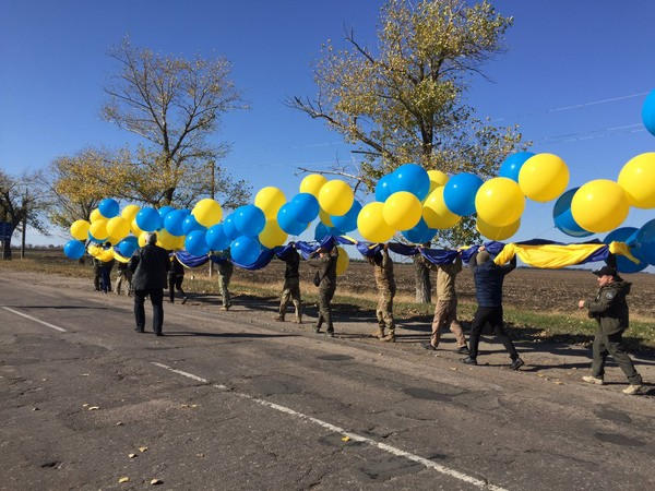 Из прифронтовой Марьинки отправили в оккупированный Донецк огромный украинский флаг
