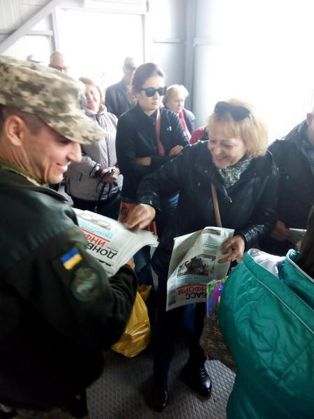 На КПВВ «Марьинка» продолжают бороться с российской пропагандой