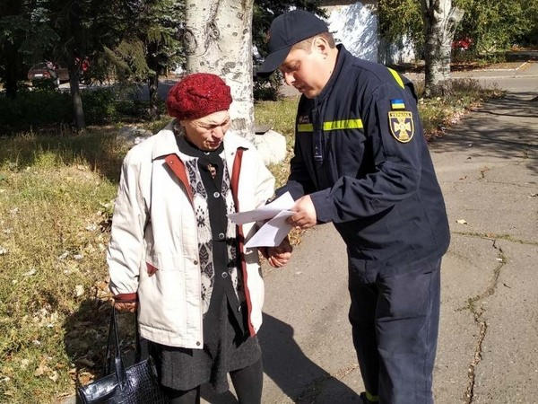Жителей прифронтовой Марьинки учат, как обращаться с взрывоопасными предметами