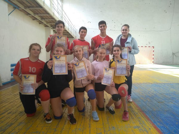 В Марьинке прошел открытый турнир по волейболу