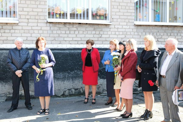 В Марьинке торжественно открыли мемориальную доску учителю-ветерану