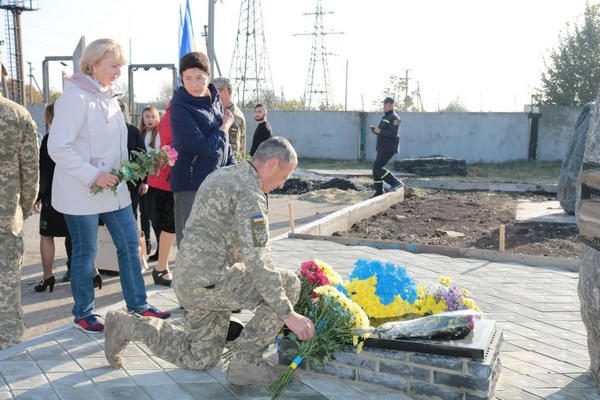 В прифронтовой Марьинке прошел митинг, посвященный памяти защитников Украины