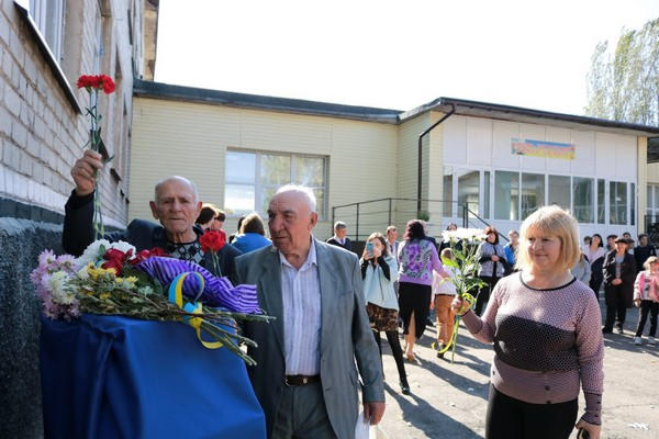В Марьинке торжественно открыли мемориальную доску учителю-ветерану