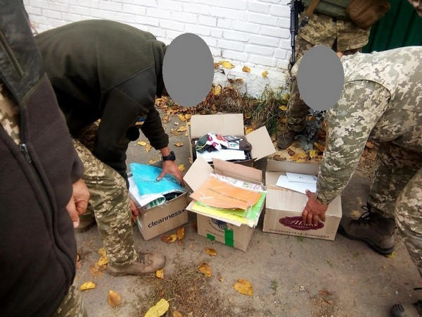 Защитникам Марьинки доставили гуманитарную помощь и рисунки от киевских школьников