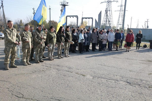 В прифронтовой Марьинке прошел митинг, посвященный памяти защитников Украины