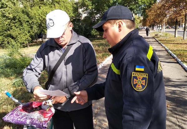 Жителей прифронтовой Марьинки учат, как обращаться с взрывоопасными предметами