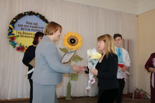 Педагогов Марьинского района торжественно поздравили с Днем учителя