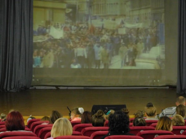 Жителям Курахово показали фильм о Революции на граните