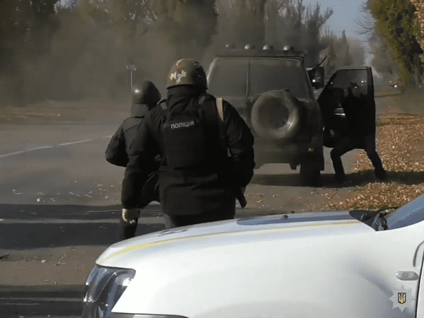 Ограбление, стрельба и погоня: в Курахово освобождали «заложника»