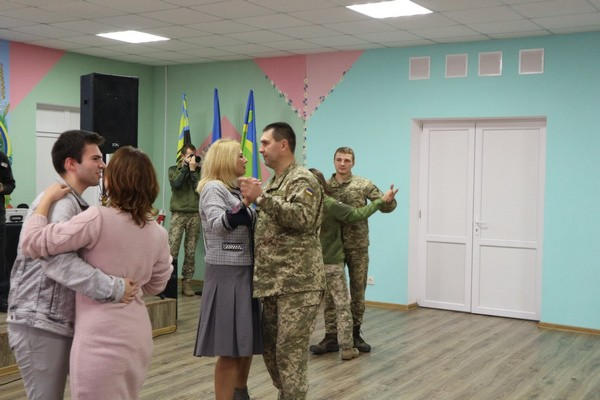 Для поддержания боевого духа украинских военных в Марьинке прошел благотворительный концерт