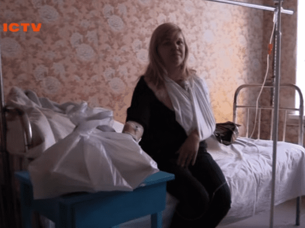 Как чувствует себя женщина, раненая во время обстрела в Марьинке
